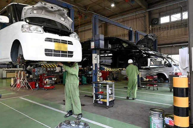 Khoảng cách tuổi tác có thể thấy rõ trong các xưởng của nhà tù. Ở một xưởng, những tù nhân trẻ dành 8 giờ một ngày để may túi và áo phông, học cách bảo dưỡng ô tô, in tờ rơi,...Tại một xưởng khác, tù nhân lớn tuổi lắp ráp móc bằng nhựa để cải thiện sức khỏe và sự khéo léo của đôi tay. Ảnh: AC.