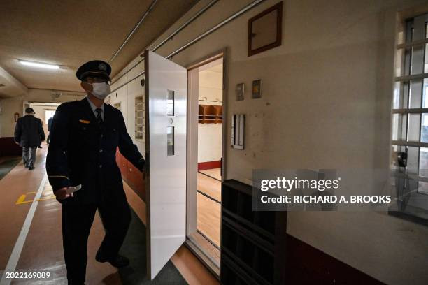 Tù nhân tắm ba lần một tuần, mỗi lần 15 người tắm chung một bồn tắm công cộng lớn. Ảnh: Getty.