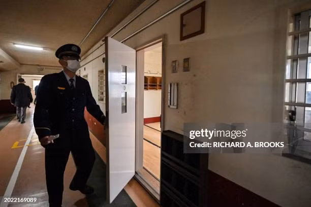 Tù nhân tắm ba lần một tuần, mỗi lần 15 người tắm chung một bồn tắm công cộng lớn. Ảnh: Getty.