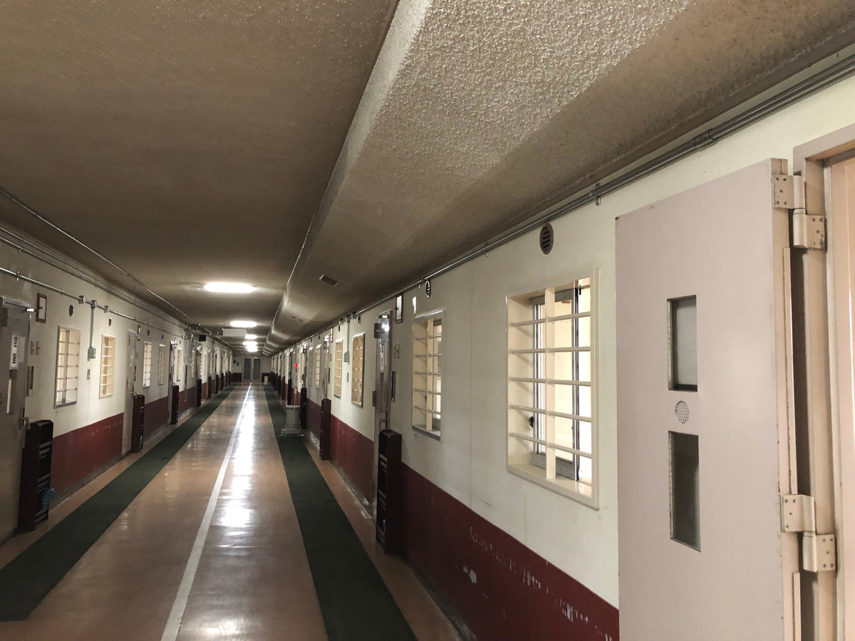 Việc xem TV trong nhà tù này được giám sát và hạn chế. Điểm danh lúc 6h45 sáng và tắt đèn lúc 21 giờ tối. Ảnh: X.