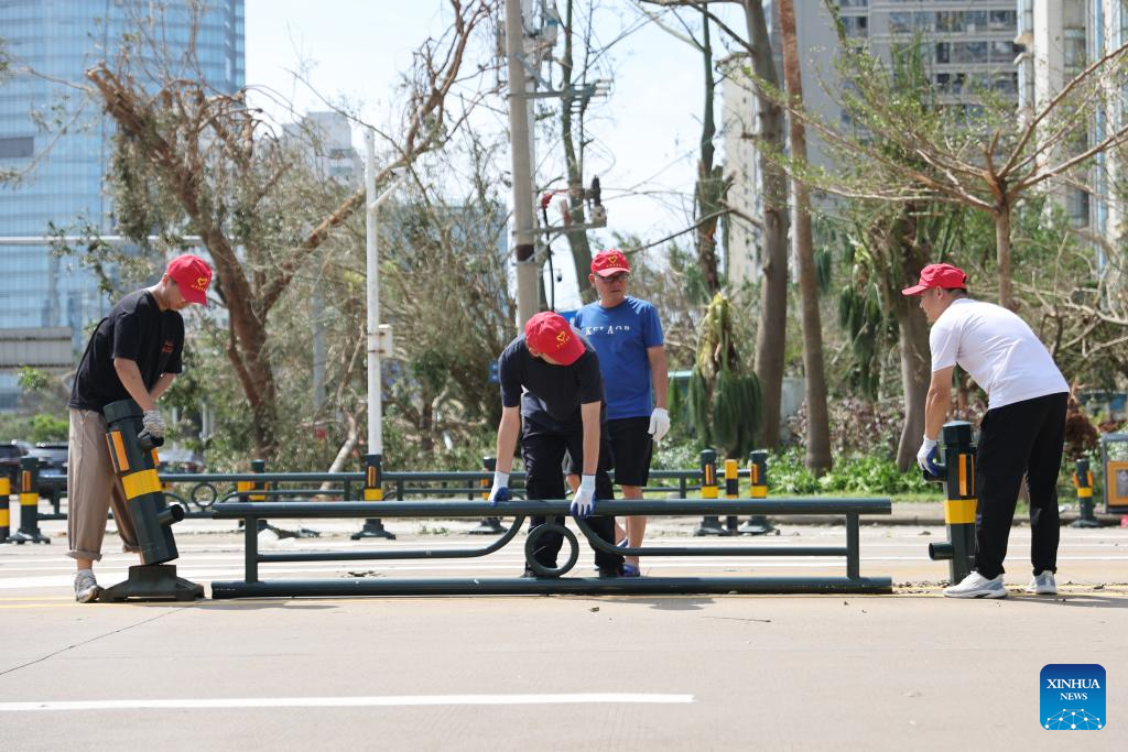 Các tình nguyện viên sửa một lan can bị đổ trên đường ở Hải Khẩu ngày 8/9.