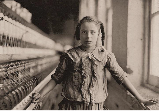 Bức ảnh chụp một nữ công nhân tại nhà máy bông khoảng năm 1910. Người thợ chỉ kiếm được chưa đến nửa đô la một ngày.