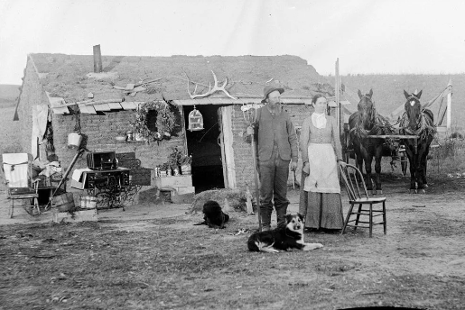 Một cặp vợ chồng trên thảo nguyên Nebraska những năm 1800. Ngôi nhà lụp xụp và hơi nghiêng nhưng vẫn có nét ấm cúng.