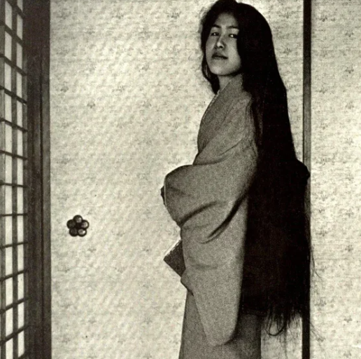 Một Geisha sau khi gội đầu và trước khi tạo kiểu tóc, khoảng năm 1905.