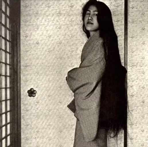 Một Geisha sau khi gội đầu và trước khi tạo kiểu tóc, khoảng năm 1905.