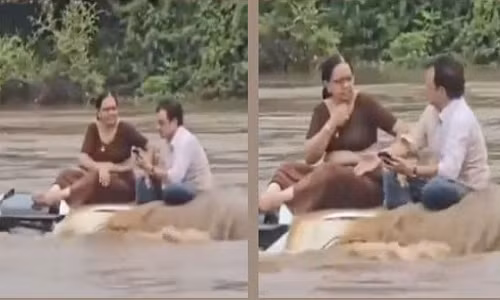 Ô tô bị lũ cuốn, cặp đôi 'bám' trên nóc xe suốt 2 tiếng O to bi lu cuon, cap doi 'bam' tren noc xe suot 2 tieng