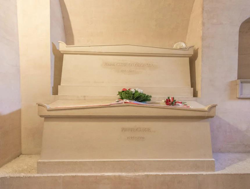Ngôi mộ của Marie Curie được bao bọc bằng ba cm chì để bảo vệ mọi người khỏi bức xạ. 