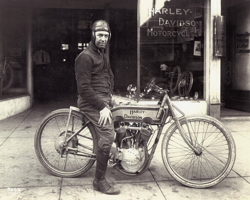 Tay đua xe máy tiên phong Arthur Mitchell. Trong ảnh là chiếc Harley-Davidson đời 1914 của ông.
