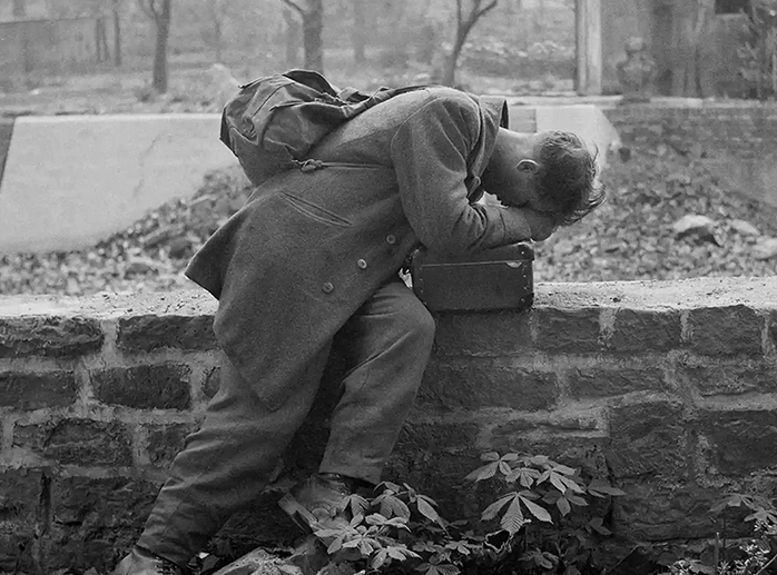 Người lính Đức trở về nhà ở Frankfurt năm 1946 và thấy nhà của mình chỉ còn là đống đổ nát.