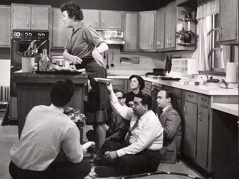 Cảnh hậu trường chương trình “The French Chef” của Julia Child năm 1963. Julia Child đã cách mạng hóa thế giới ẩm thực bằng cách đưa ẩm thực Pháp đến gần hơn với công chúng Mỹ và thay đổi cách những người nấu ăn tại nhà tiếp cận thực phẩm.