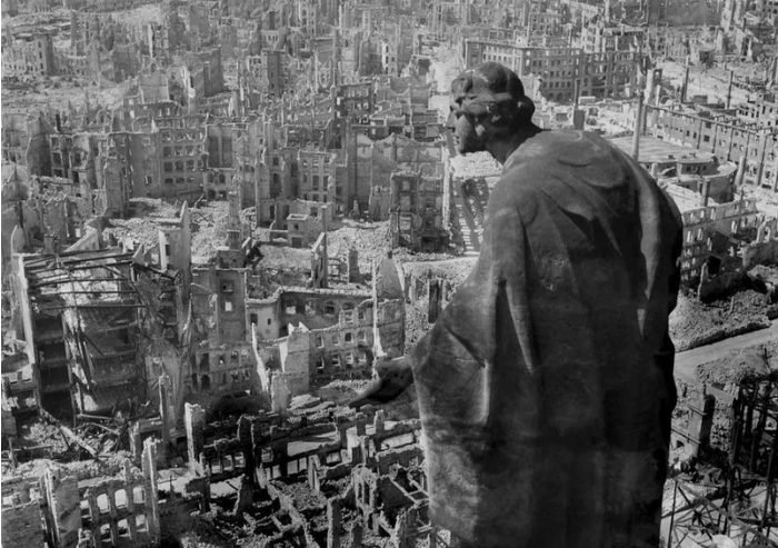  Bức ảnh lịch sử này chụp thành phố Dresden (Đức) sau Thế chiến 2. Dresden, từng là thành phố của nghệ thuật, ánh sáng và văn hóa, chỉ còn là đống đổ nát và tro tàn khi đó, giống như bao giấc mơ tan vỡ dưới "gót giày" chiến tranh.