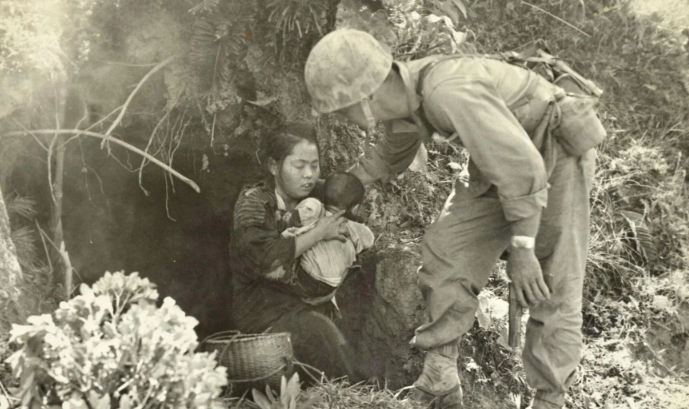 Năm 1945, mười một thường dân Okinawa đã được đưa ra khỏi nơi ẩn náu trong hang động trên sườn đồi này khi một đội tuần tra Thủy quân Lục chiến đi ngang qua và nghe thấy tiếng trẻ con khóc. Đối với dân thường Okinawa khi đó, nỗ sợ không chỉ là bom đạn, mà còn là nỗi kinh hoàng về mặt tâm lý khi bị kẹt giữa hai "làn đạn" - quân đội Mỹ và quân đội Nhật Bản.