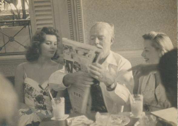 Trong bức ảnh này, nhà văn Ernest Hemingway ngồi cạnh hai cô gái trẻ ở Havana năm 1957.
