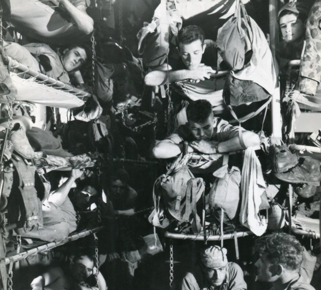 Lính thủy đánh bộ của Sư đoàn Thủy quân Lục chiến số 5 bên trong tàu vận tải trên đường đến “Gibraltar” của địch ở quần đảo Volcano, Iwo Jima, tháng 2/1945.