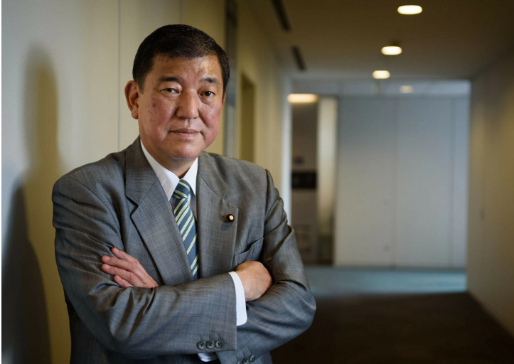 Tại cuộc họp báo sau chiến thắng, Ishiba Shigeru cam kết "sẽ đảm bảo Nhật Bản thoát khỏi tình trạng giảm phát", đẩy nhanh các chính sách của người tiền nhiệm Kishida nhằm tăng thu nhập hộ gia đình thông qua việc tăng lương. Ảnh: Reuters.