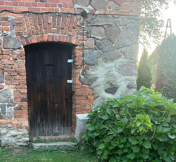 Jagietto Zdzistawa, một người hàng xóm, nói rằng: "Vì có cây cối bao quanh nhà kho ở phía trước nên tôi không thể nhìn thấy gì và cũng không nghi ngờ gì".