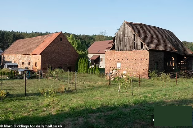 Được biết, nhà kho nơi Malgorzata bị giam giữ chỉ cách nhà cha mẹ Jach và hàng xóm vài bước chân.