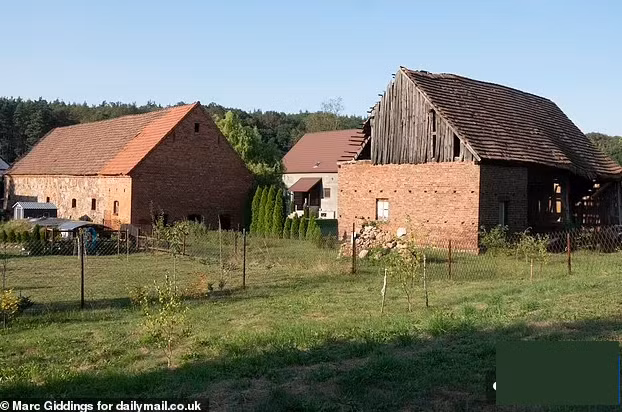 Dot nhap nha kho noi co gai bi giu lam no le tinh duc-Hinh-4