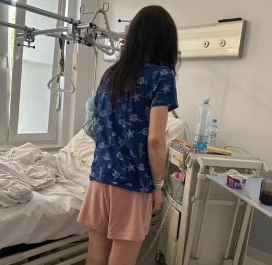 Malgorzata, ngoài 30 tuổi, cho biết cô đã bị Mateusz Jach nhiều lần tra tấn và cưỡng bức khi cô bị nhốt như nô lệ tình dục trong một nhà kho ở Gaiki, Ba Lan, suốt 4 năm. Ảnh: Margorzata đang được điều trị tại bệnh viện.