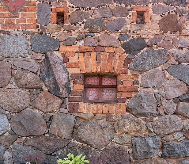 Một ô cửa sổ của nhà kho.