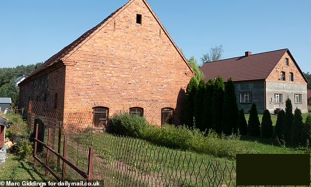 Nhà kho bằng đá này từng được sử dụng làm trại nuôi gia súc, sau đó bỏ hoang.