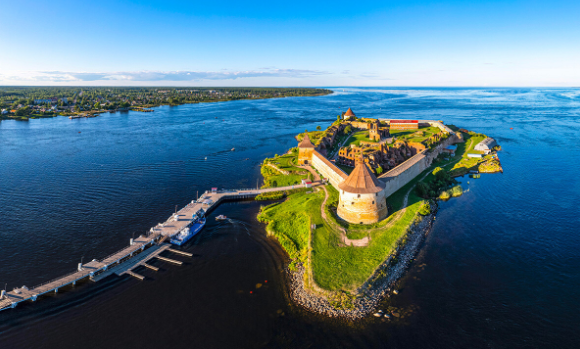 Pháo đài Oreshek: Pháo đài được xây dựng vào thế kỷ 14 này nằm trên hòn đảo cùng tên ở cửa sông Neva.