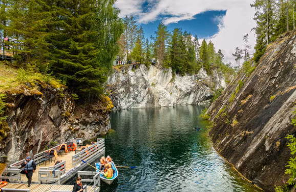 Ruskeala từng là một mỏ đá được khai thác. Vào những năm 2000, nơi đây được chuyển đổi thành một công viên trên núi.