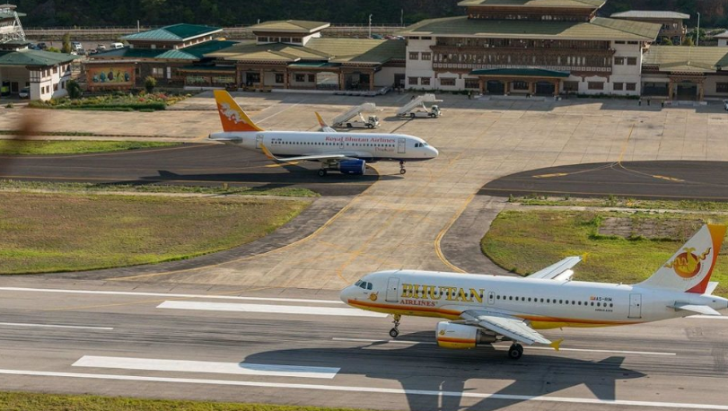 Paro là sân bay loại C, yêu cầu phi công hoàn thành khóa huấn luyện đặc biệt trước khi được bay đến đây. Họ phải tự mình thực hiện việc hạ cánh hoàn toàn thủ công, không có sự trợ giúp từ radar. Ảnh: JC.