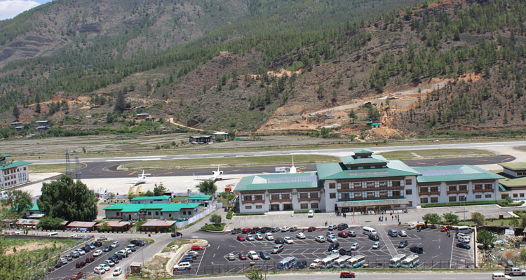 "Điều này thử thách kỹ năng của phi công, nhưng không nguy hiểm. Tôi đã không bay nếu nơi này thực sự nguy hiểm", phi công Chimi Dorji nói. Ảnh: DG.