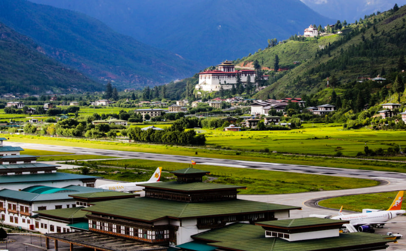 Cơ trưởng Dorji nói thêm, trong quá trình đào tạo, phi công không chỉ học cách lái máy bay, mà còn phải biết chọn thời điểm không nên bay cũng như đưa ra quyết định thời điểm nào cất cánh và hạ cánh an toàn. Ảnh: FB.