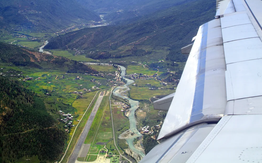 Việc điều khiển máy bay trên đường băng ở thung lũng giữa hai đỉnh núi cao gần 5.500 mét đòi hỏi cả trình độ và thần kinh thép. Ảnh: Getty.