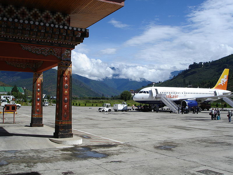 Tuy nhiên, theo Cơ trưởng Chimi Dorji, người đã làm việc tại hãng hàng không quốc gia Druk Air của Bhutan trong 25 năm, sân bay Paro tuy khó hạ cánh nhưng không nguy hiểm. Ảnh: Wikipedia.