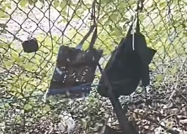 Một chiếc ba lô, máy quay GoPro và súng trường kiểu AK-47 mà tay súng bỏ lại khi chạy trốn khỏi hiện trường đã được tìm thấy.