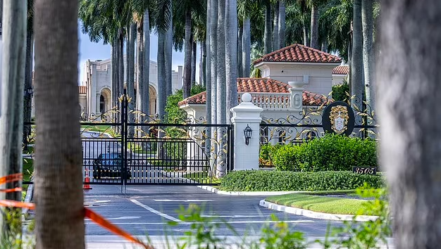 Routh từng viết một dòng tweet gửi tới ông Trump vào tháng 6/2020 rằng: "Khi ông là sự lựa chọn của tôi vào năm 2016, tôi và thế giới đã hy vọng rằng Tổng thống Trump sẽ khác biệt và tốt hơn ứng cử viên đó, nhưng chúng tôi đều vô cùng thất vọng và có vẻ như ông đang ngày càng tệ hơn. Tôi sẽ vui mừng khi ông ra đi". Ảnh: Lối vào câu lạc bộ golf quốc tế Trump ở West Palm Beach ngày 15/9.