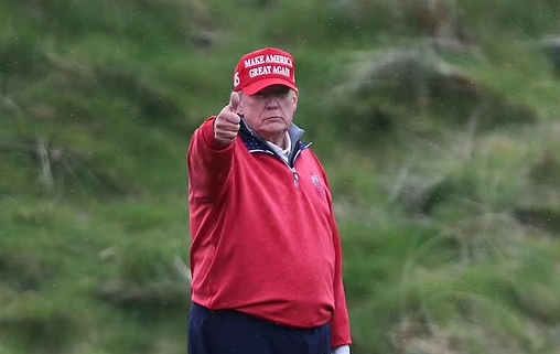 Theo nguồn tin, Routh đã chuyển từ việc bỏ phiếu cho ông Trump vào năm 2016 sang ủng hộ Tulsi Gabbard vào năm 2020. Hồ sơ cho thấy, ông ta đã quyên góp cho tất cả mọi người, từ Gabbard đến Andrew Yang, Elizabeth Warren đến Tom Steyer trong cuộc bầu cử sơ bộ của đảng Dân chủ năm 2020. Ảnh: Ông Trump tại câu lạc bộ golf ở Florida ngày 4/5/2023.