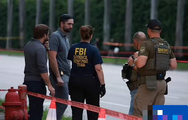 Được biết, Routh, 58 tuổi, từng bị kết án vào năm 2002 vì tội sở hữu vũ khí hủy diệt hàng loạt. Tuy nhiên, một bài báo trên tờ News &amp; Record năm 2002 đưa tin, một người đàn ông cùng tên với Routh đã bị bắt giữ sau cuộc đối đầu kéo dài 3 giờ với cảnh sát.