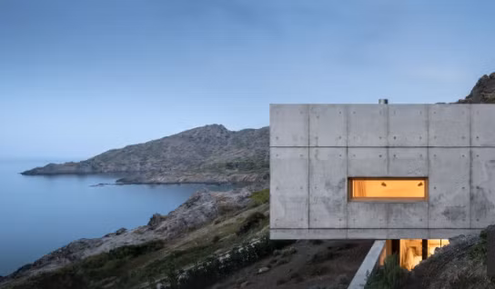 Được xây dựng vào năm 2021, ngôi nhà này bám vào những ngọn núi ở Port de la Selva, Tây Ban Nha. Ngôi nhà do Marià Castelló và José Antonio Molin thiết kế, bê tông nguyên chất được lựa chọn để phù hợp với các đặc điểm địa chất cũng như làm cho cấu trúc chắc chắn, giảm thiểu việc bảo trì.