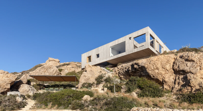 Ngôi nhà độc đáo tọa lạc tại Karpathos, Hy Lạp. Ngôi nhà nằm trên vách đá nhìn ra biển Aegean.