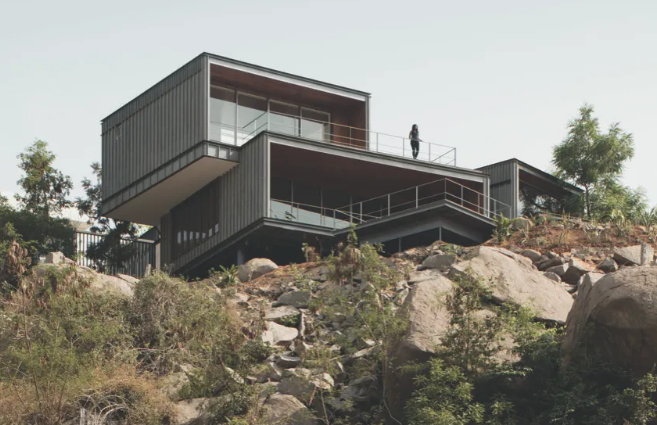 Các khối xếp chồng lên nhau tạo nên ngôi nhà cân bằng này trên Hồ Durgam Cheruvu ở Hyderabad, Ấn Độ. Ngôi nhà do Collective Project thiết kế.