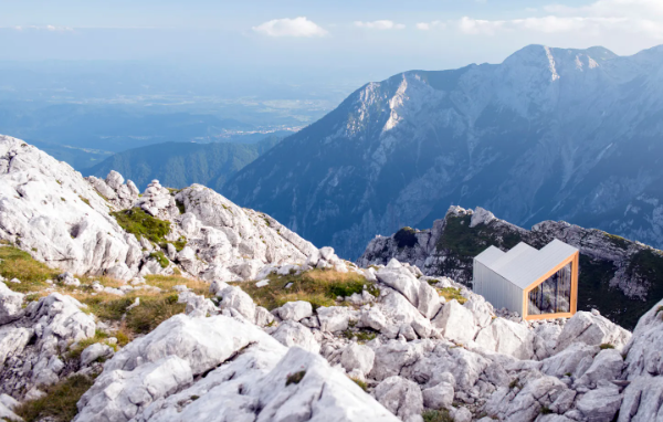 Theo trang architecturaldigest, ngôi nhà được đặt trên núi bằng trực thăng nhằm mục đích cung cấp nơi trú ẩn hữu ích trên cao.