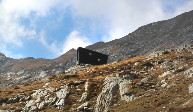 Ngôi nhà Bivacco Brédy được BCW Collective thiết kế, là nơi trú ẩn tuyệt vời cho những ai yêu thích cảnh núi non và muốn nghỉ ngơi, tránh xa cuộc sống ồn ào. Ngôi nhà được thiết kế để vừa có chức năng, vừa linh hoạt và không ảnh hưởng đến môi trường tự nhiên.