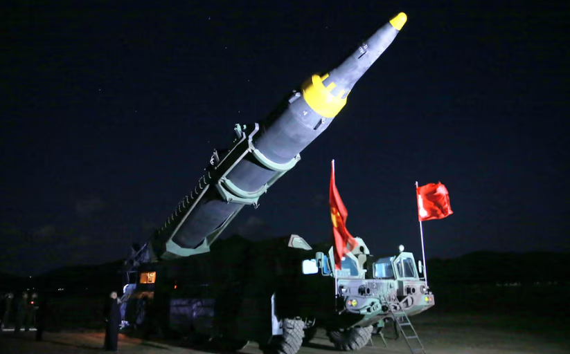 Nhà lãnh đạo Triều Tiên Kim Jong Un kiểm tra tên lửa đạn đạo chiến lược tầm xa Hwasong-12 (Mars-12) trong bức ảnh được công bố ngày 15/5/2017.