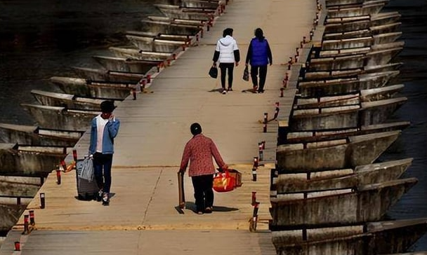 Xây cầu qua sông cho dân làng, người đàn ông lĩnh án tù vì... Xay cau qua song cho dan lang, nguoi dan ong linh an tu vi...