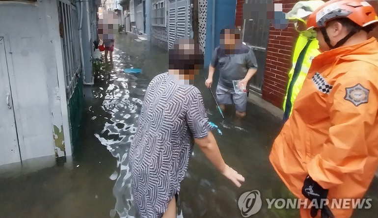 Cảnh 'phố biến thành sông' ở Hàn Quốc vì mưa lớn kỷ lục Canh 'pho bien thanh song' o Han Quoc vi mua lon ky luc