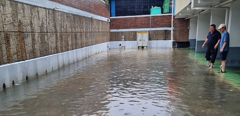 Cảnh 'phố biến thành sông' ở Hàn Quốc vì mưa lớn kỷ lục - Hình 3 Canh 'pho bien thanh song' o Han Quoc vi mua lon ky luc-Hinh-3