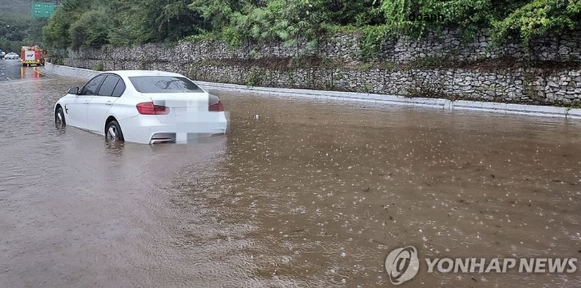 Cảnh 'phố biến thành sông' ở Hàn Quốc vì mưa lớn kỷ lục - Hình 2 Canh 'pho bien thanh song' o Han Quoc vi mua lon ky luc-Hinh-2