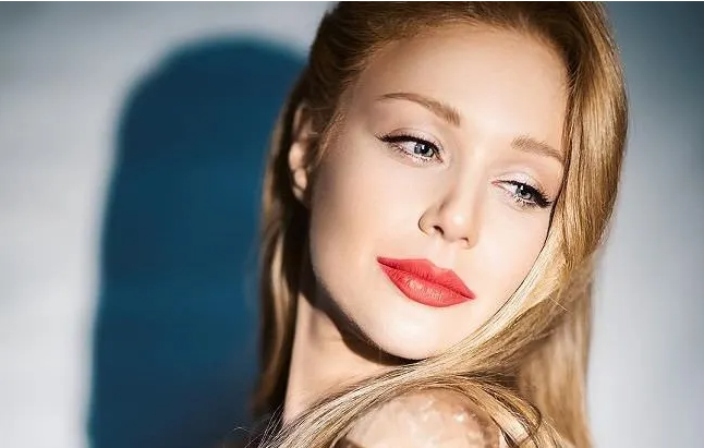 Tina Karol, sinh năm 1985, là một ca sĩ người Ukraine và là người sáng lập quỹ từ thiện The Tina Karol.