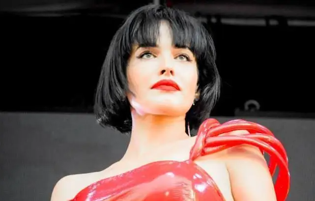 Dasha Astafieva là một người mẫu, ca sĩ và diễn viên người Ukraine. Không chỉ xinh đẹp, nữ ca sĩ sinh năm 1985 còn rất tài năng.