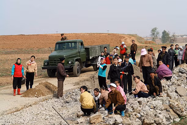 Rất đông người dân làm việc trên một con đường.