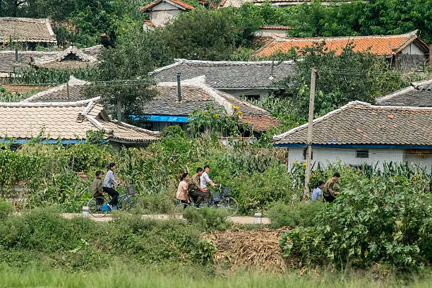 Mọi người đạp xe trong một ngôi làng nông thôn ngày 24/8/2015.